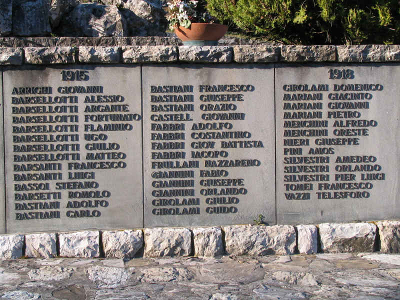 Morte del soldato (monumento ai caduti - ad emiciclo) di Del Guerra Ubaldo (sec. XX)