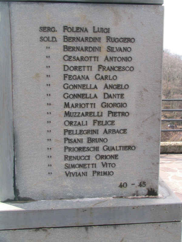 Figura di soldato: fante (monumento ai caduti) di Carlesi Mario (sec. XX)
