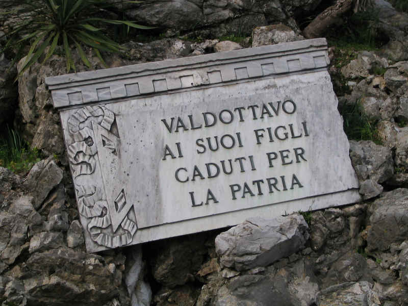 figura di soldato in combattimento (monumento ai caduti - a cippo) - ambito toscano (Sec. XX)