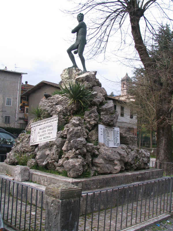 figura di soldato in combattimento (monumento ai caduti - a cippo) - ambito toscano (Sec. XX)
