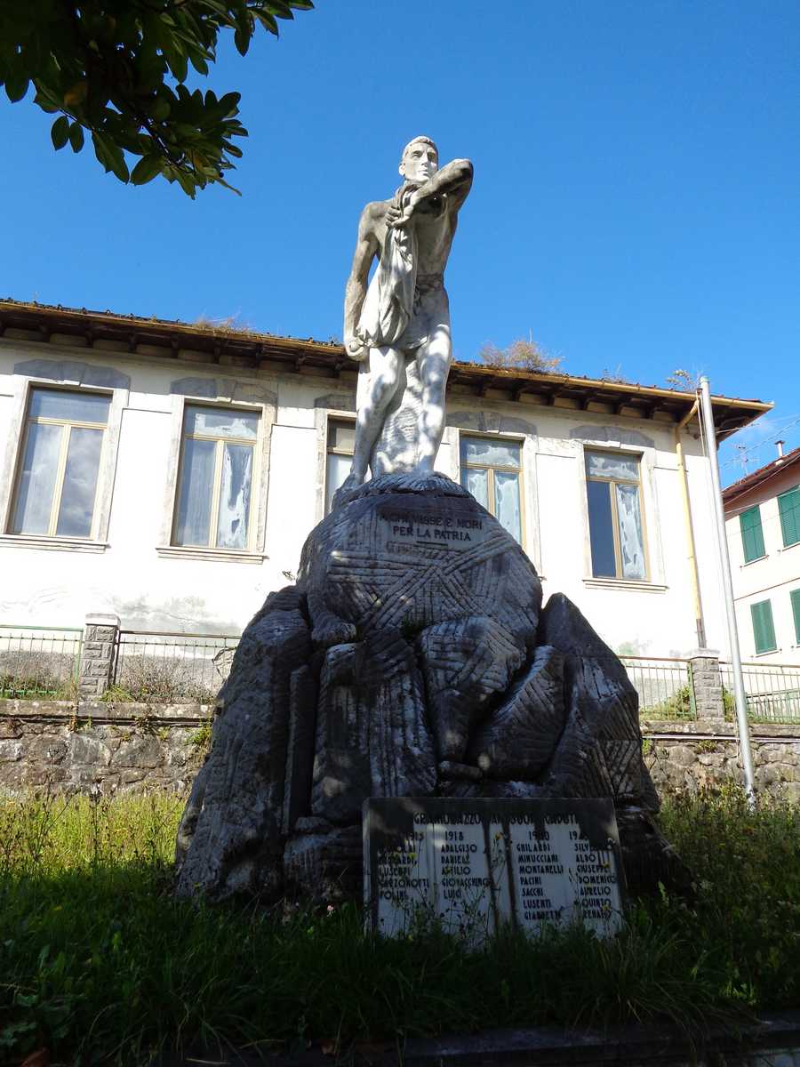 figura di soldato in combattimento (monumento ai caduti - a cippo) di Baccelli Giuseppe, Ditta Cuturi di Massa (Sec. XX)