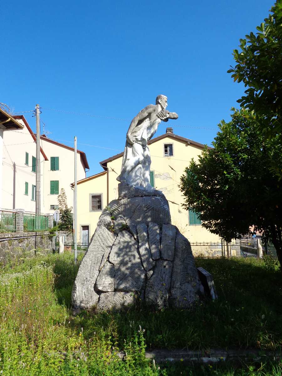 figura di soldato in combattimento (monumento ai caduti - a cippo) di Baccelli Giuseppe, Ditta Cuturi di Massa (Sec. XX)