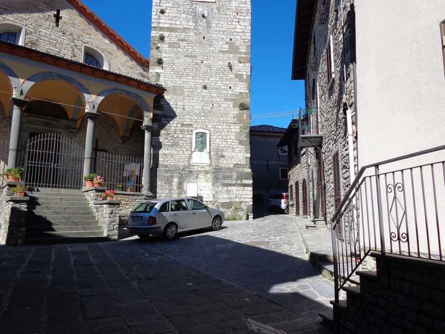 Allegoria della morte del soldato (monumento ai caduti - a lapide) di Mancini Fausto (primo quarto Sec. XX)