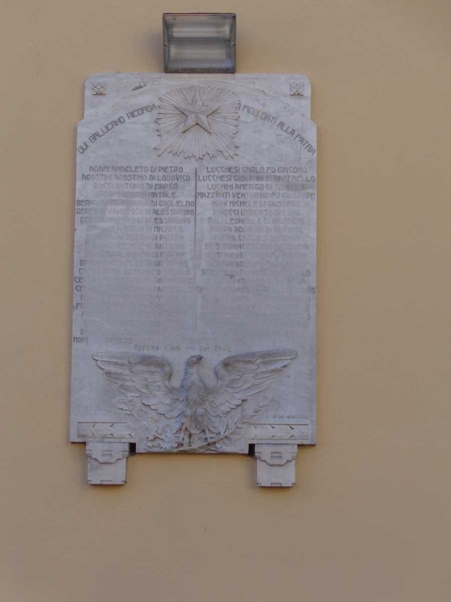 allegoria della Vittoria come aquila, L'Italia (monumento ai caduti - a lapide) di Ditta Dini Marmi (laboratorio) (Sec. XX)