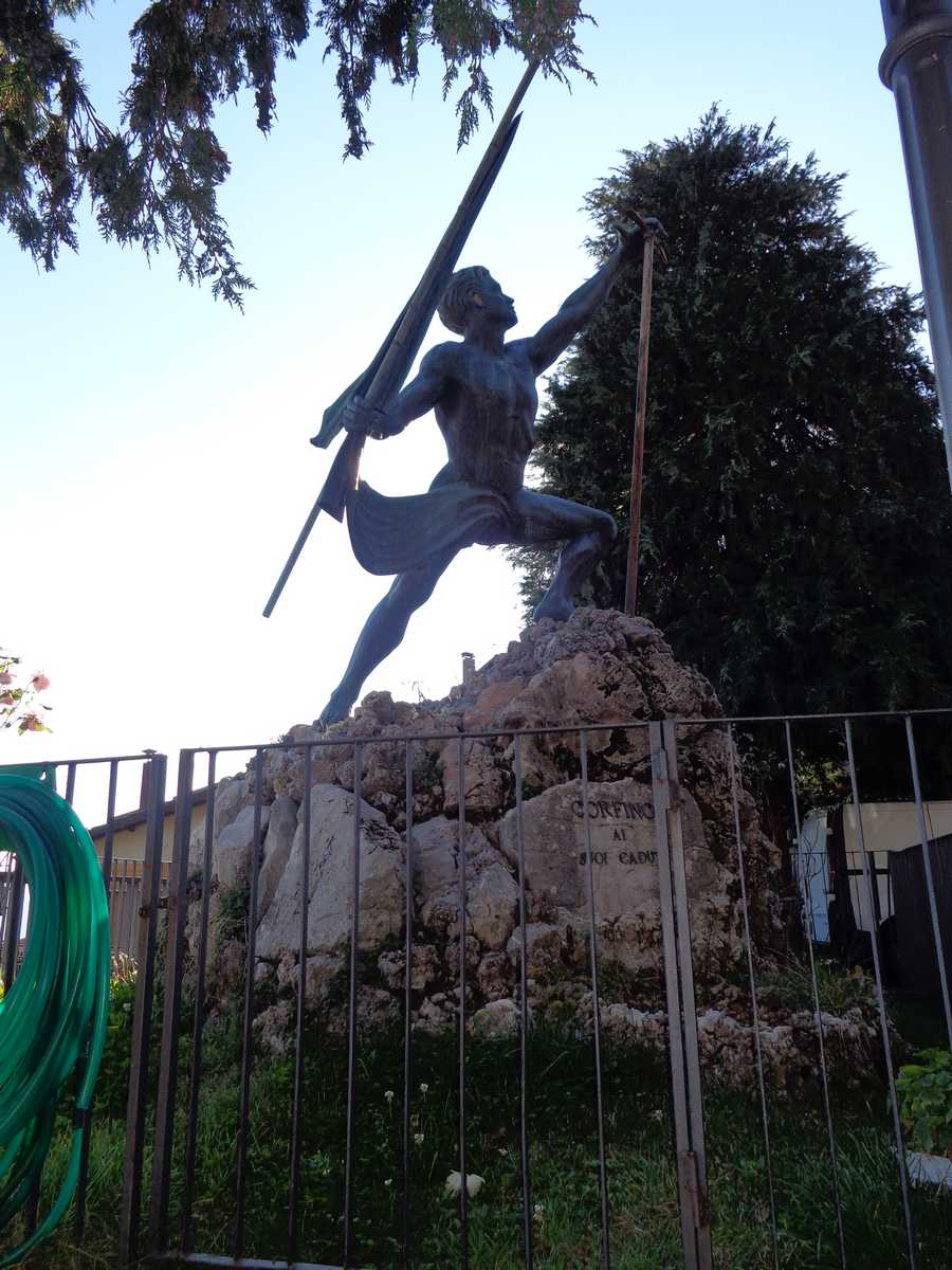 Allegoria del soldato come eroe antico che combatte per la Patria (monumento ai caduti - a cippo) di Gori Marcello (Sec. XX)