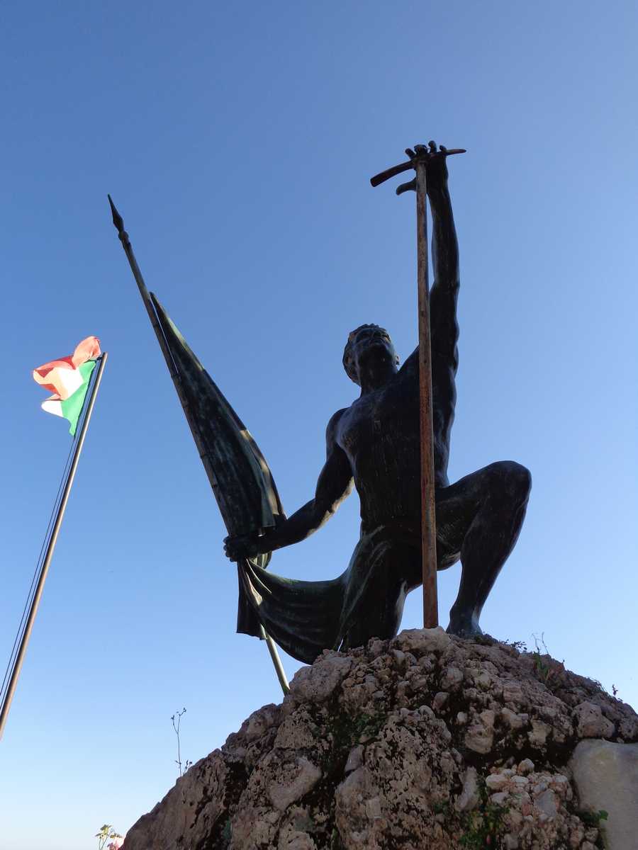Allegoria del soldato come eroe antico che combatte per la Patria (monumento ai caduti - a cippo) di Gori Marcello (Sec. XX)