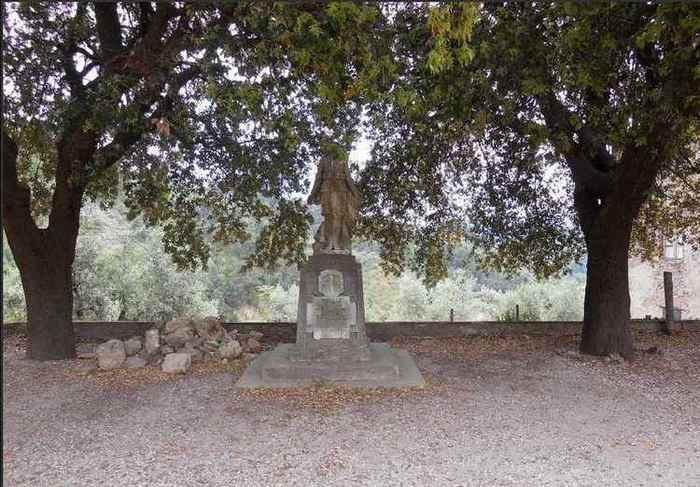 Un fante che porta la bandiera (monumento ai caduti) di Bottari & Santini (laboratorio) (sec. XX)