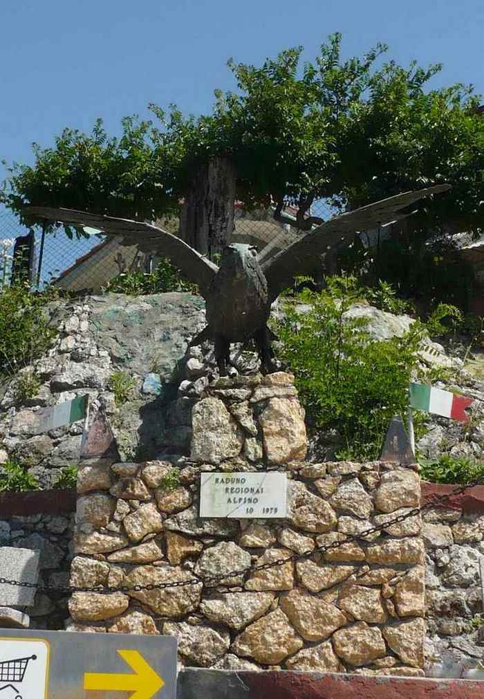 Allegoria della Vittoria come aquila (monumento ai caduti - a cippo) di Giunta Raffaello (Sec. XX)