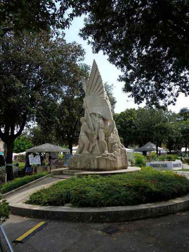 I combattenti (monumento ai caduti) di Filiè Mario (Sec. XX)