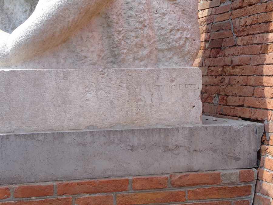 La Vittoria che calpesta il nemico (monumento ai caduti) di Dazzi Arturo (Sec. XX)