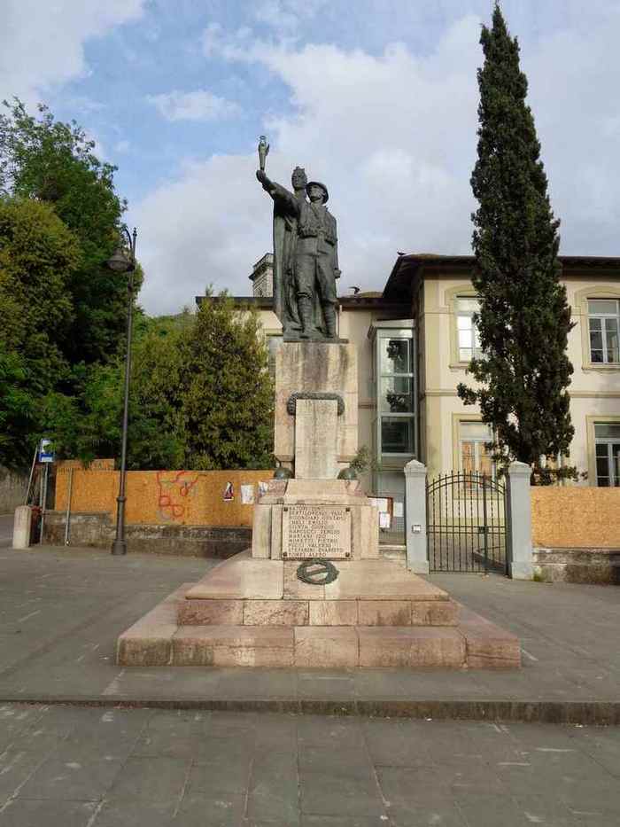 Allegoria della Patria che premia un soldato (monumento ai caduti) di Francesconi A (Sec. XX)