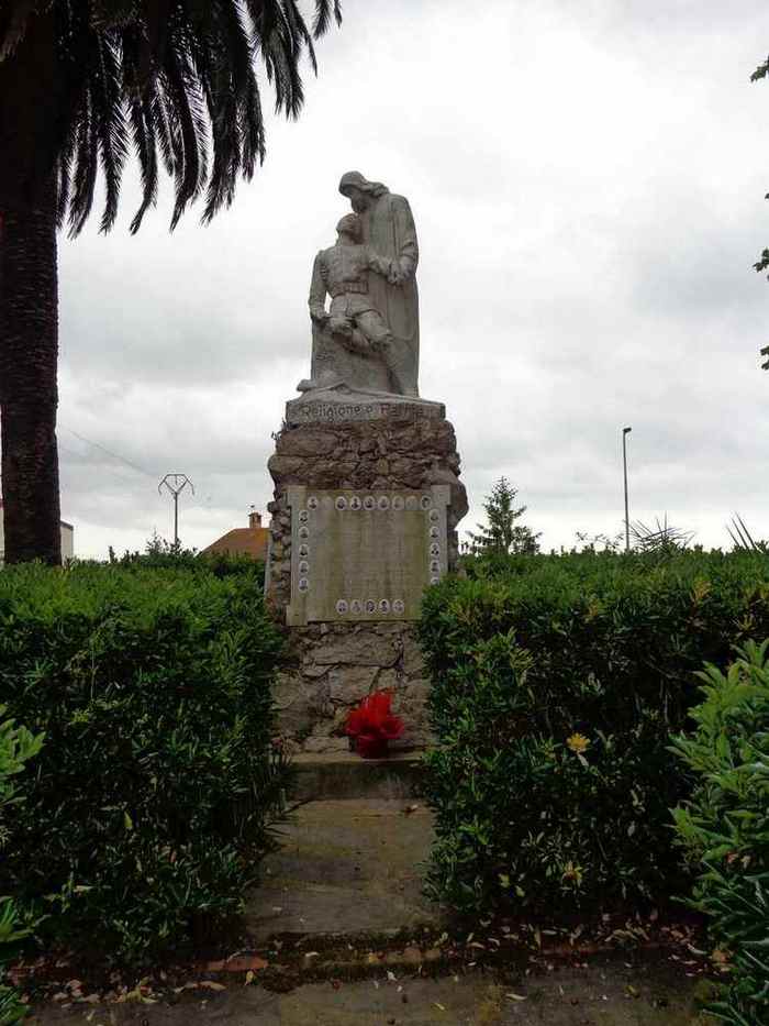 Allegoria della morte del soldato (monumento ai caduti - a cippo) di Baccelli Giuseppe (Sec. XX)