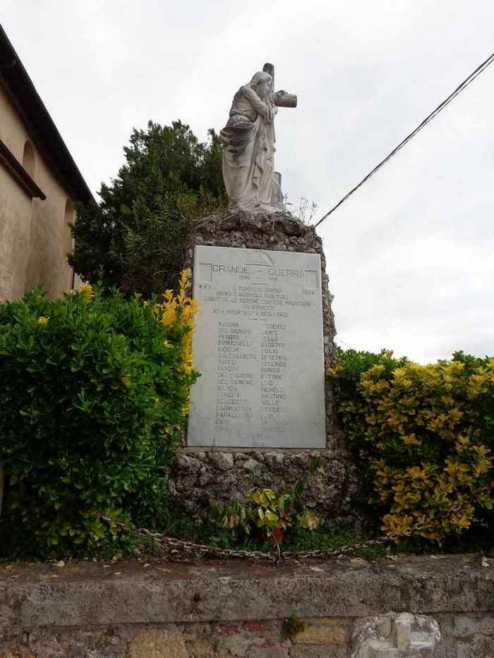 Allegoria della Patria che sorregge la croce (monumento ai caduti - a cippo) - ambito toscano (Sec. XX)