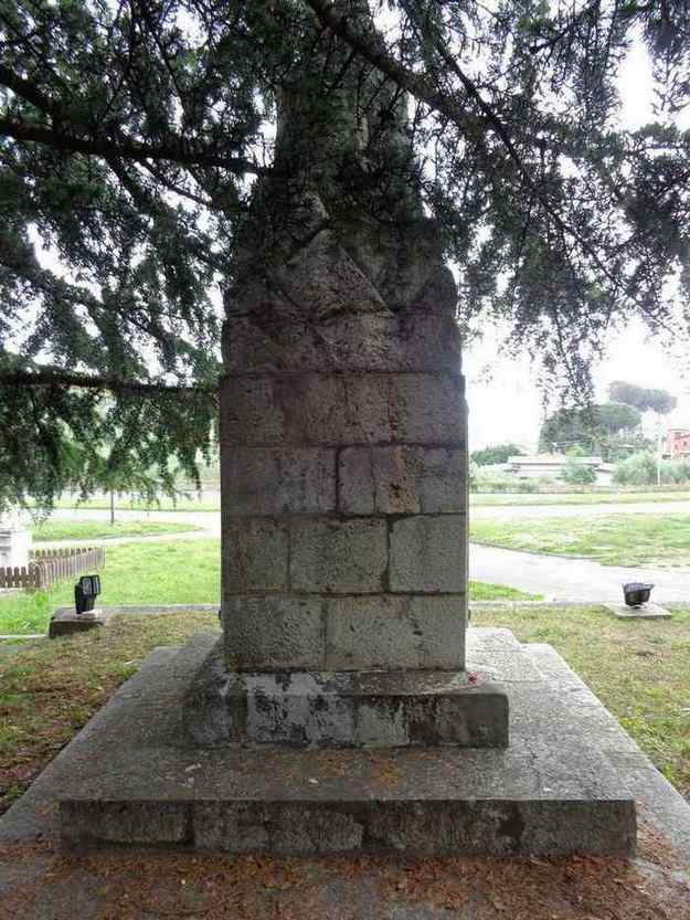 Allegoria della Vittoria come aquila, morte del soldato in combattimento (monumento ai caduti - a cippo) - ambito toscano (seconda metà Sec. XX)