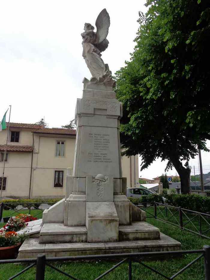 Allegoria della Vittoria come donna vestita all'antica (monumento ai caduti) di Zilocchi Giacomo (Sec. XX)