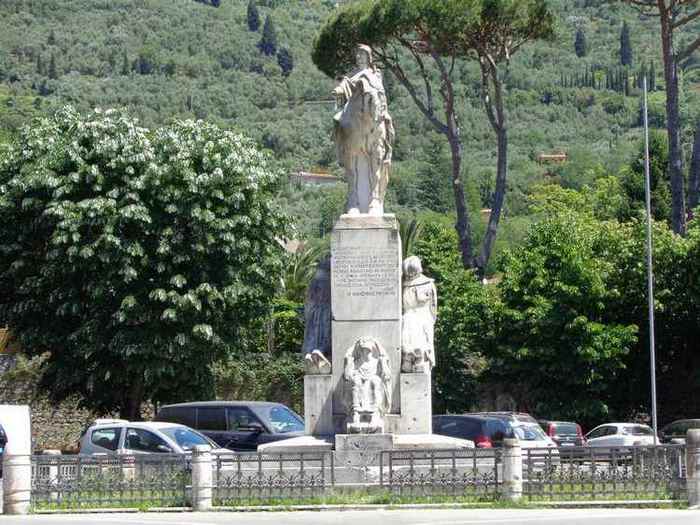 Allegoria della Patria che premia dei soldati, la madre, la lupa che allatta (monumento ai caduti) di Jacopi Abele (Sec. XX)
