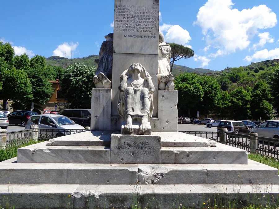 Allegoria della Patria che premia dei soldati, la madre, la lupa che allatta (monumento ai caduti) di Jacopi Abele (Sec. XX)