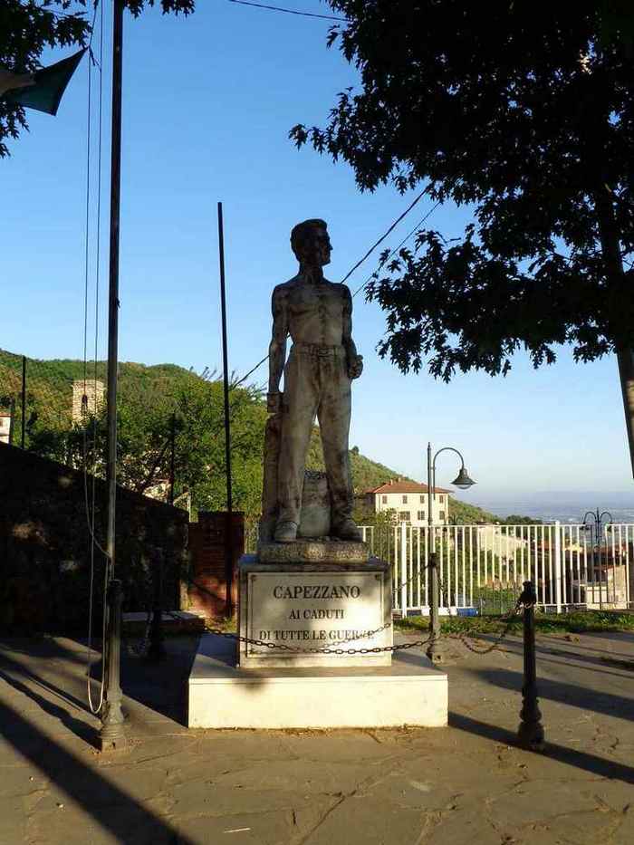 Allegoria del sacrificio per la Patria (monumento ai caduti) di Pasquini Enzo (Sec. XX)