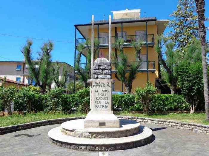 monumento ai caduti di Terigi Silio, Ditta Felice Biondetti (laboratorio) (terzo quarto Sec. XX)