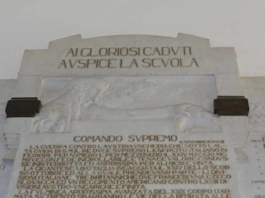 Allegoria della Patria che incorona i caduti ed della Vittoria come aquila (monumento ai caduti - a lapide) - ambito toscano (secondo quarto Sec. XX)