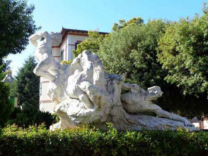 allegoria della morte del soldato eroe, allegoria della Vittoria come donna amata (monumento ai caduti) di Dini Edoardo, Crespi G (Sec. XX)