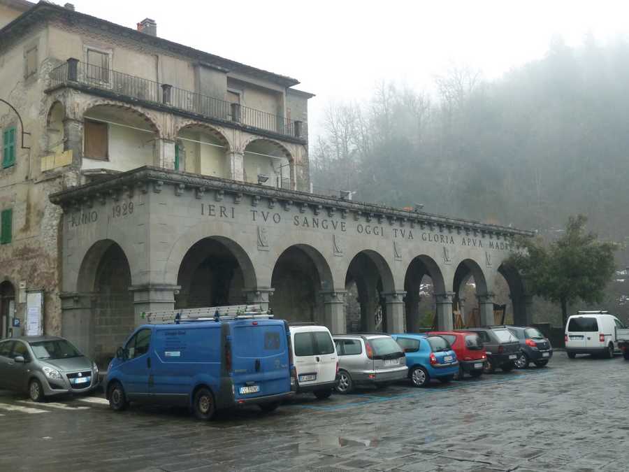 Allegoria della Vittoria come donna armata (monumento ai caduti - ad ara) di Corsini Fulvio (Sec. XX)