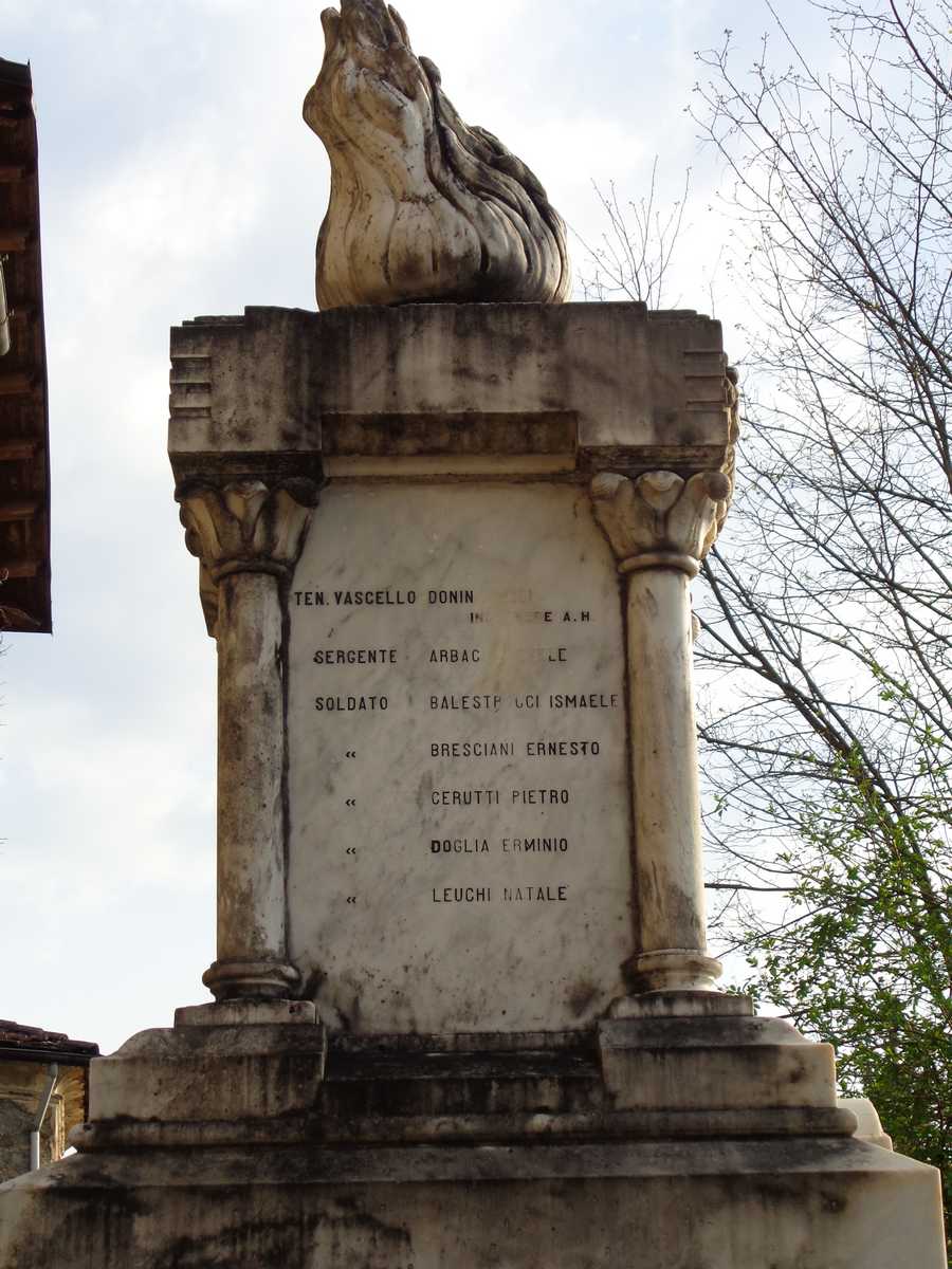 monumento ai caduti - ad ara di Chelotti Agostino (secondo quarto Sec. XX)