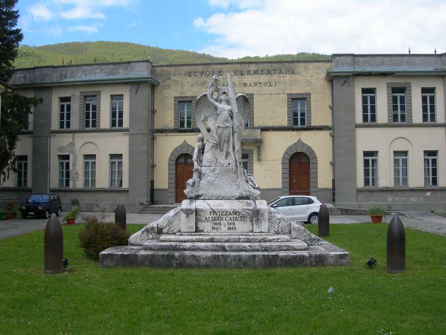 Allegoria della Vittoria come donna armata e vestita all'antica, Addio ai campi, il soldato al fronte, morte del soldato (monumento ai caduti - a piramide) di Bassignani Umberto (secondo quarto Sec. XX)