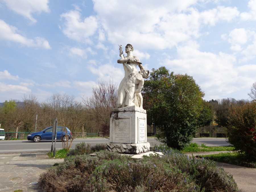 Allegoria del sacrificio del soldato per la Patria (monumento ai caduti) di Buttini Aldo (Sec. XX)