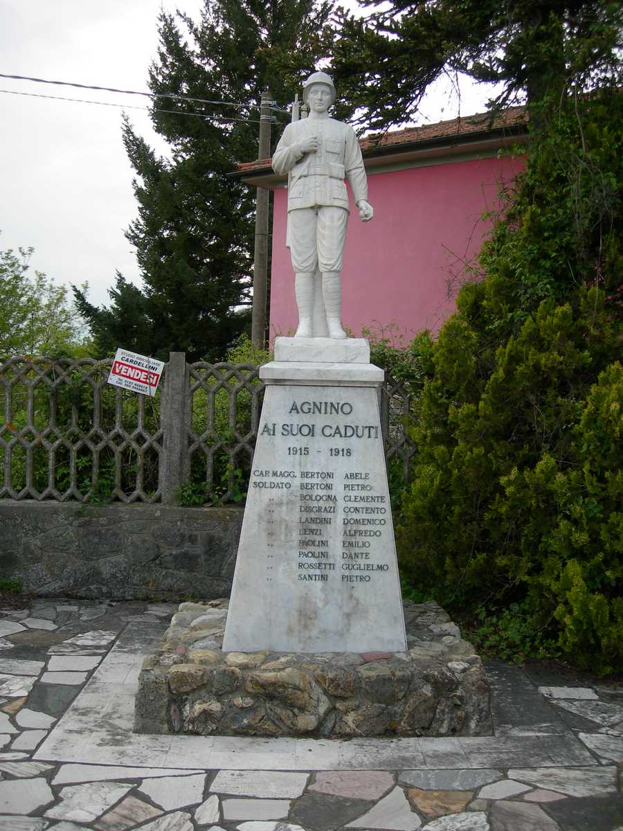 figura di soldato: fante (monumento ai caduti) di Berretta Giovanni (Sec. XX)