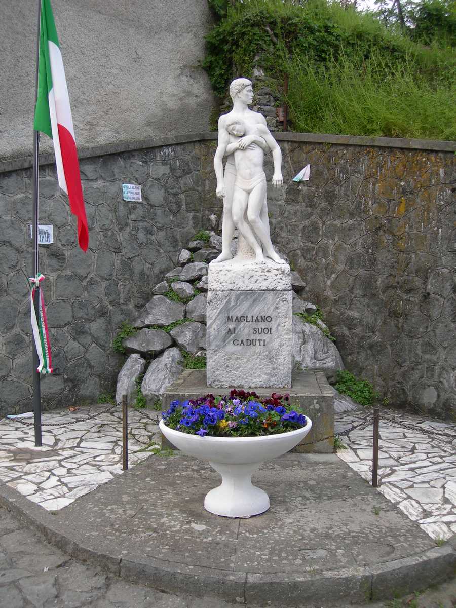 Allegoria della morte del soldato (monumento ai caduti) di Andrei Carlo (Sec. XX)