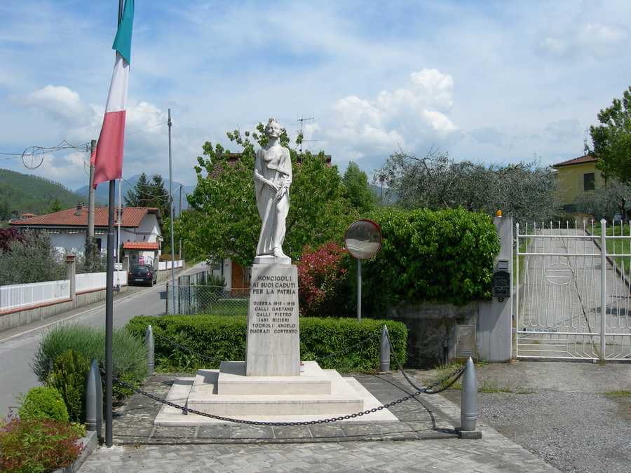 Allegoria della Patria come donna armata (monumento ai caduti) di Rossi Riccardo (Sec. XX)