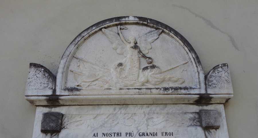 Allegoria della Vittoria che incorona i caduti (monumento ai caduti - a lapide) - ambito toscano (Sec. XX)