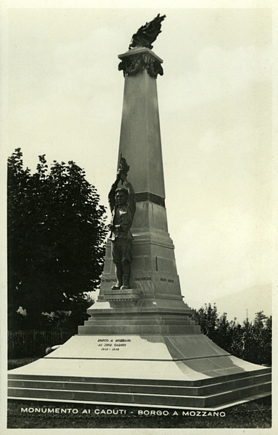Figura di soldato: fante (monumento ai caduti - ad obelisco) di Del Guerra Ubaldo, Malerbi Gilberto (sec. XX)