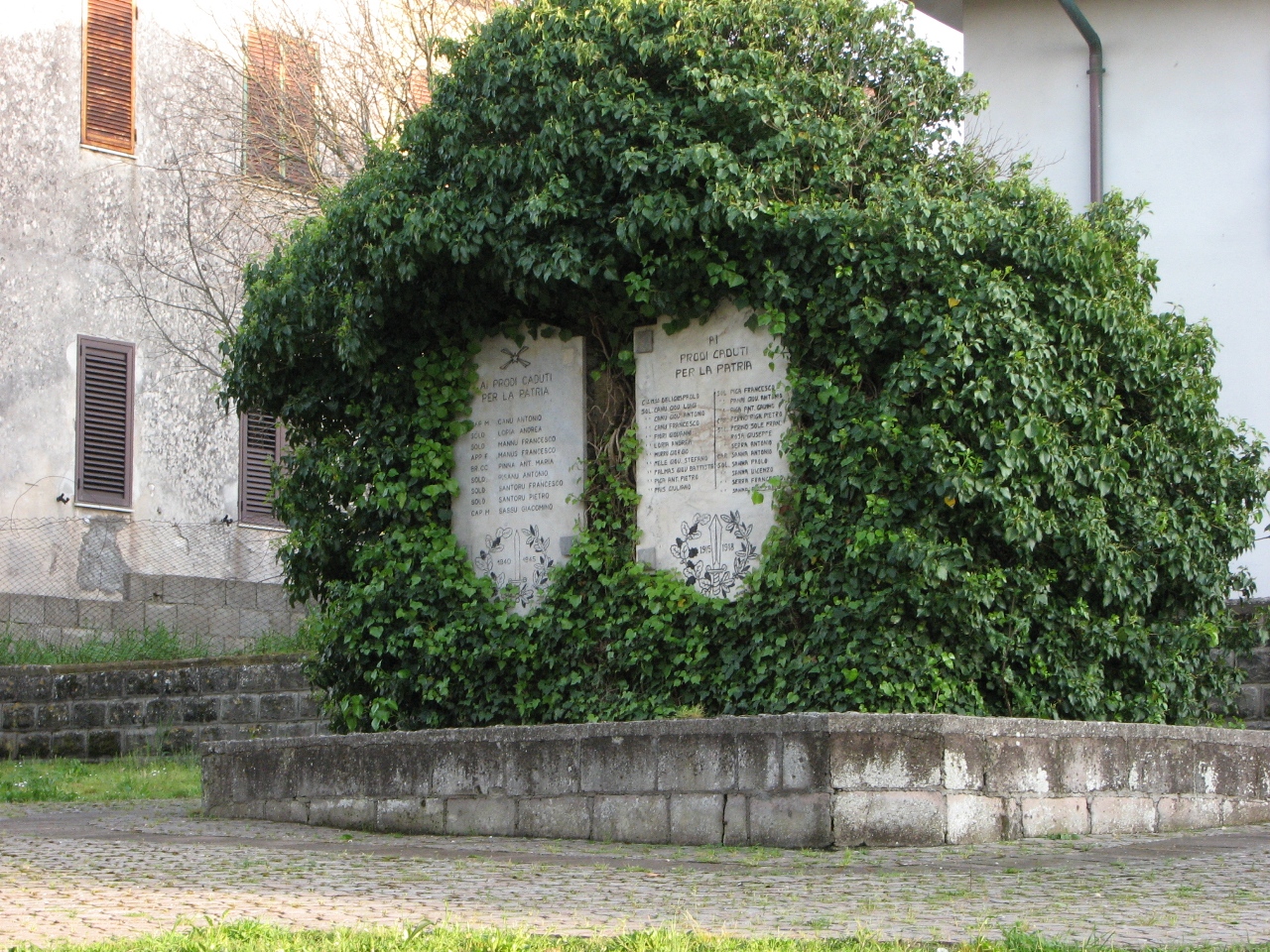 Monumento ai caduti - a lapide