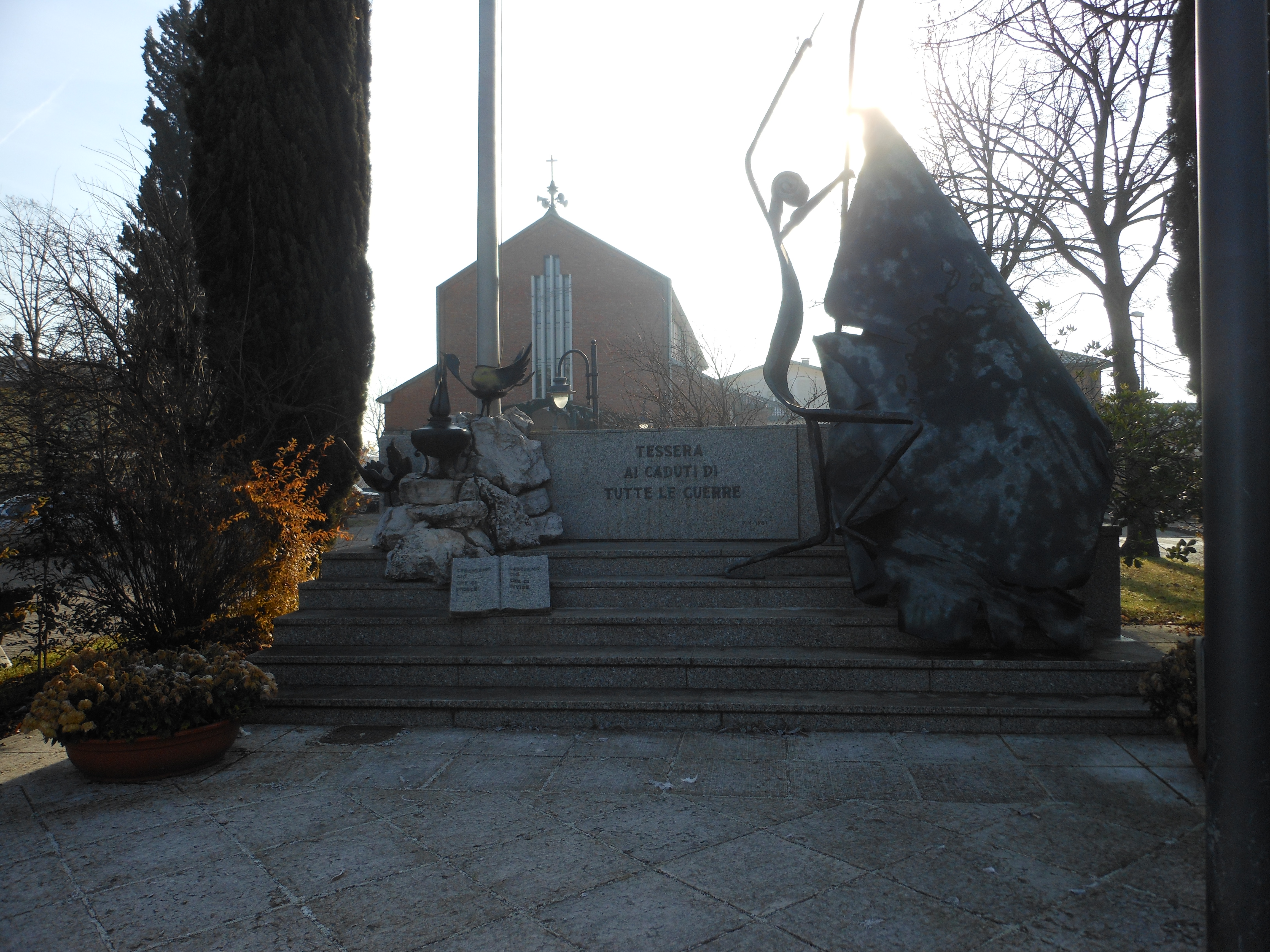 figura di soldato che porta la bandiera, figura di soldato in combattimento (monumento ai caduti - ad ara) - ambito veneto (ultimo quarto sec. XX)