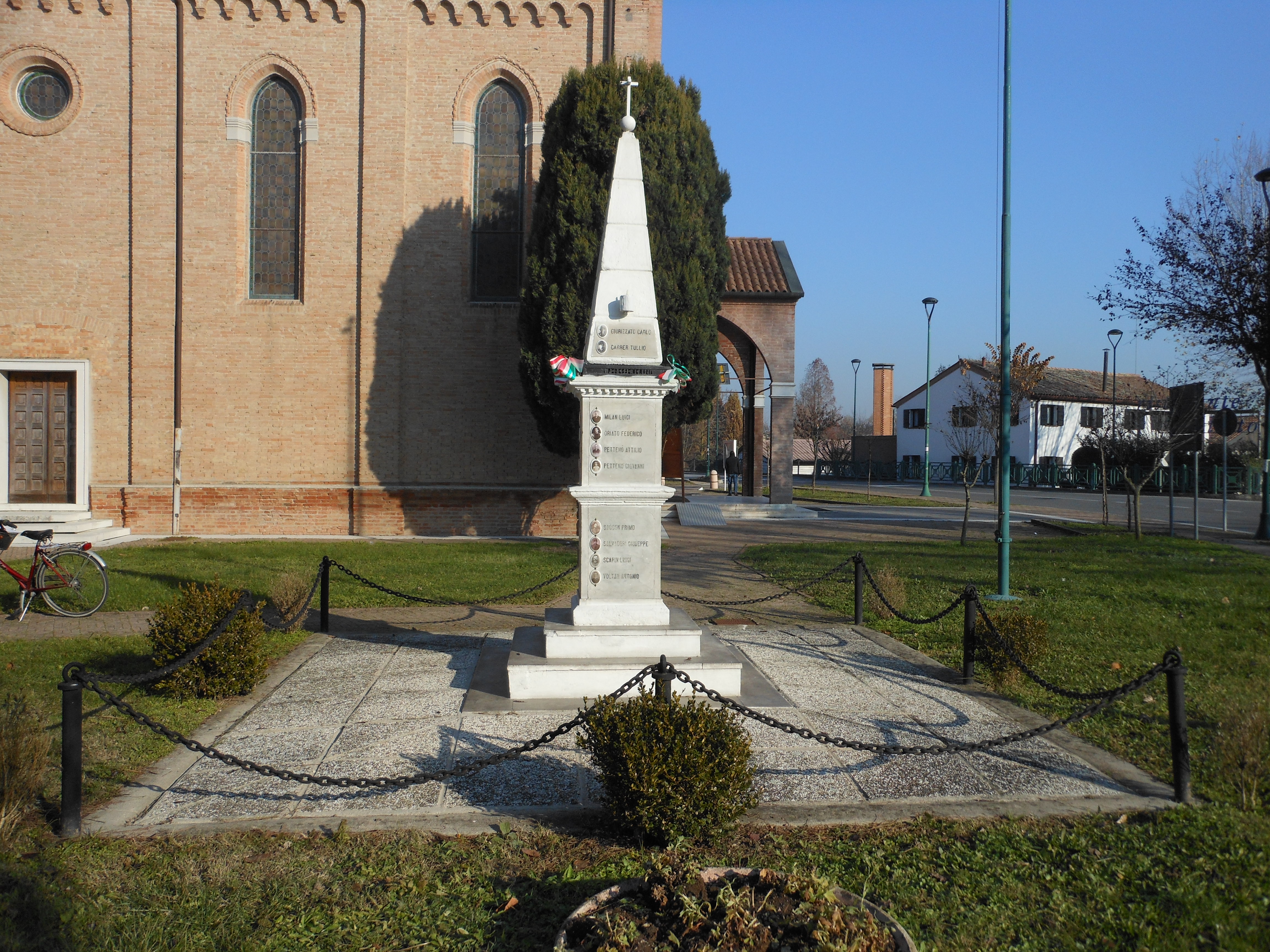 soggetto assente (monumento ai caduti - ad obelisco) - ambito veneto (prima metà sec. XX)