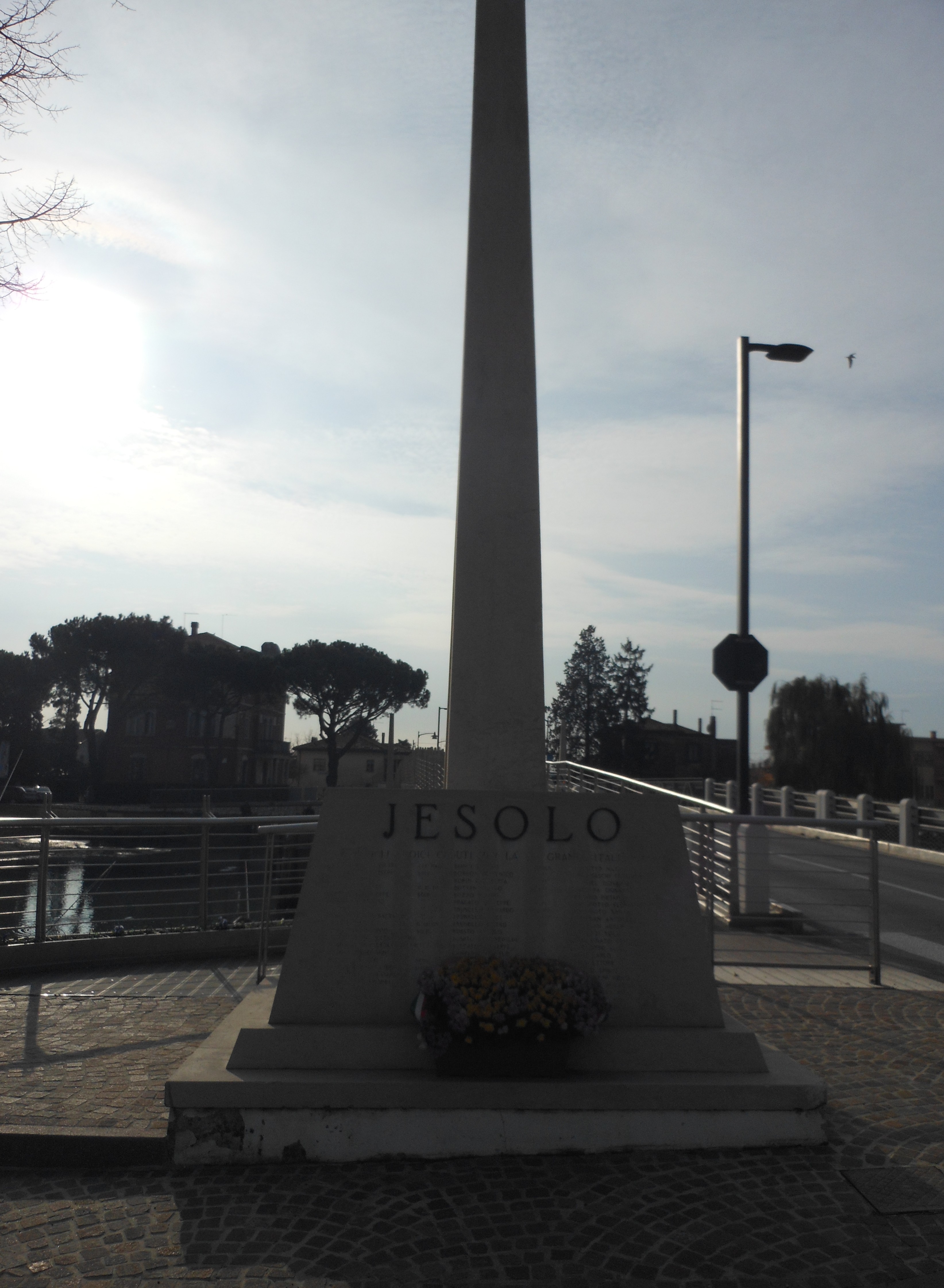 figura di soldato che porta la bandiera, figura di soldato in combattimento (monumento ai caduti - ad obelisco) - ambito veneto (terzo quarto sec. XX)