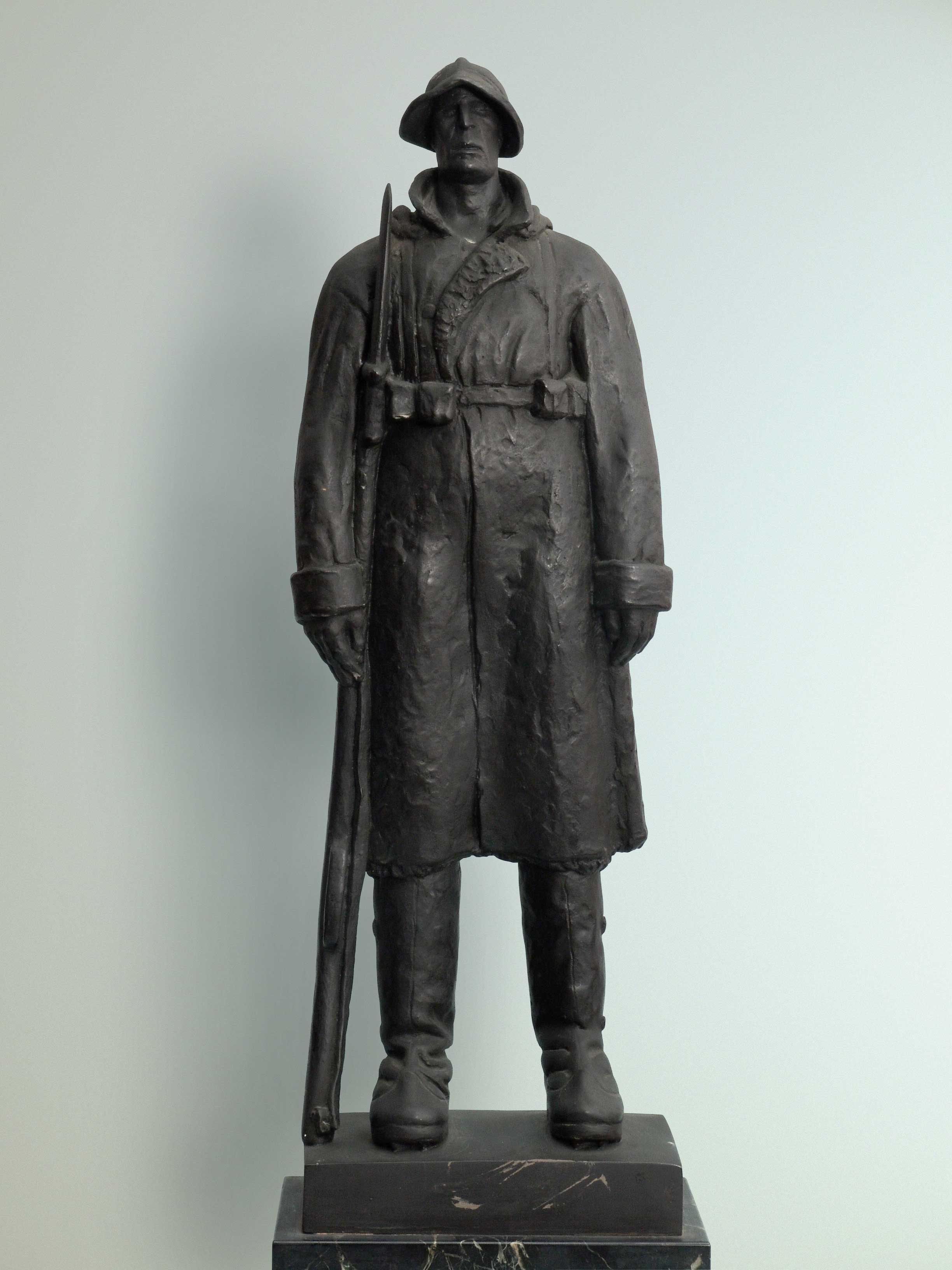 Vedetta alpina, soldato stante (scultura, opera isolata) di Baroni Eugenio (secondo quarto Sec. XX)