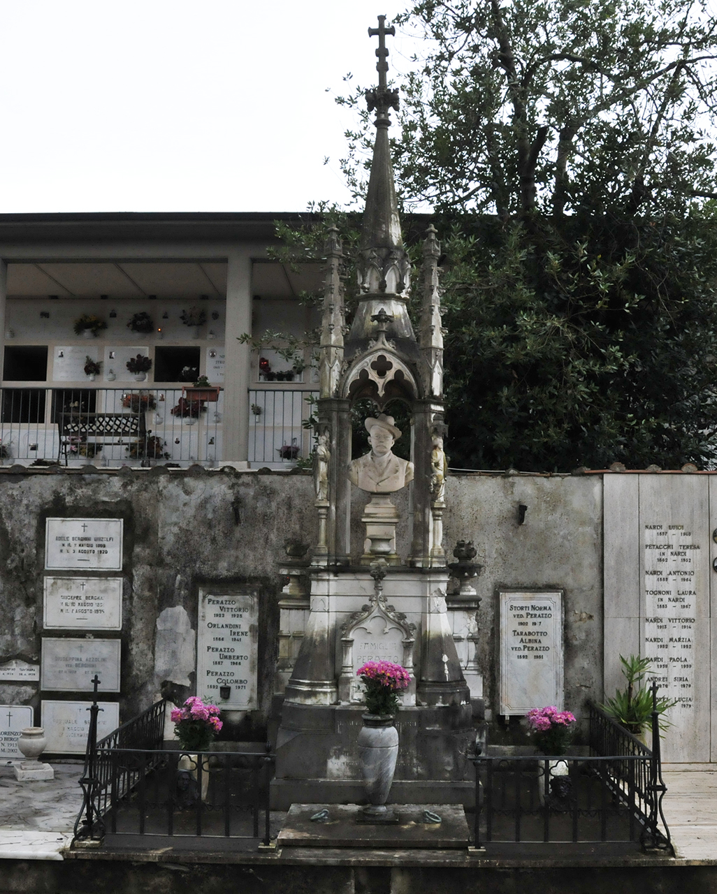 Edicola funeraria della famiglia Perazzo, Edicola funeraria della famiglia Perazzo (edicola funeraria, opera isolata) - ambito ligure (primo quarto sec. XX)
