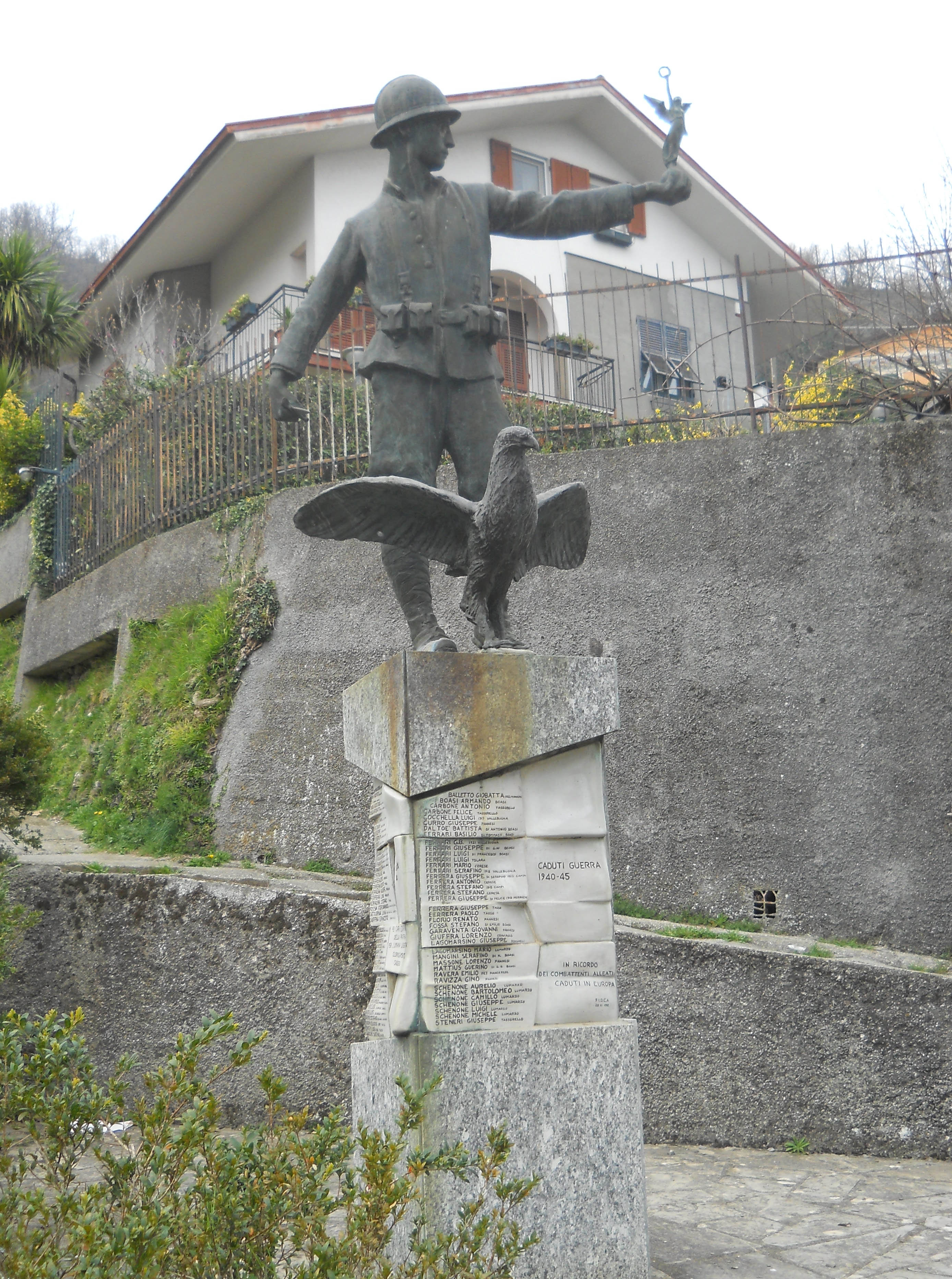 figura di soldato con allegoria della Vittoria (monumento ai caduti) di Falcone Francesco (primo quarto XX)