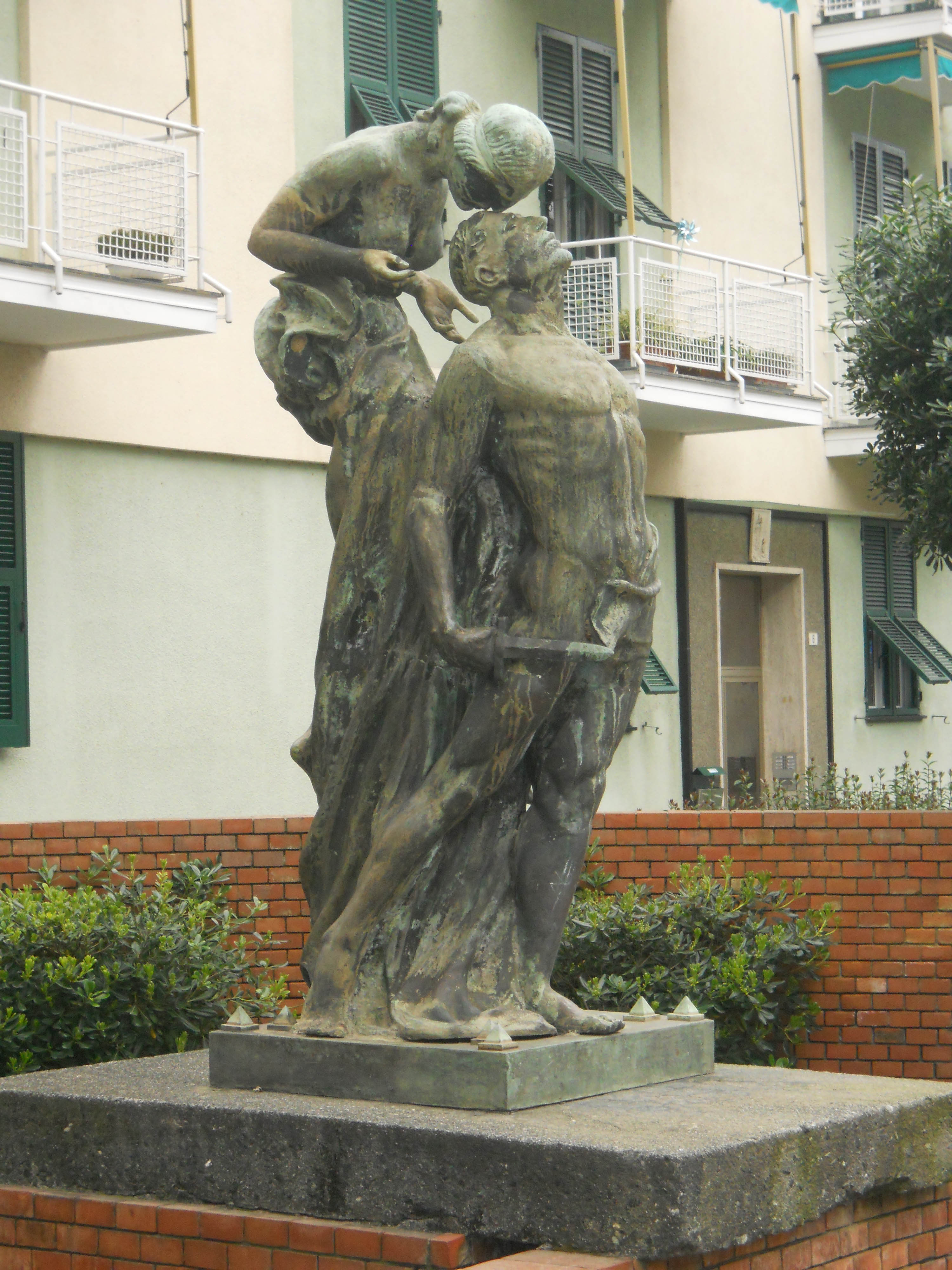 allegoria della Vittoria che bacia un soldato (monumento ai caduti) - ambito ligure (prima metà XX)