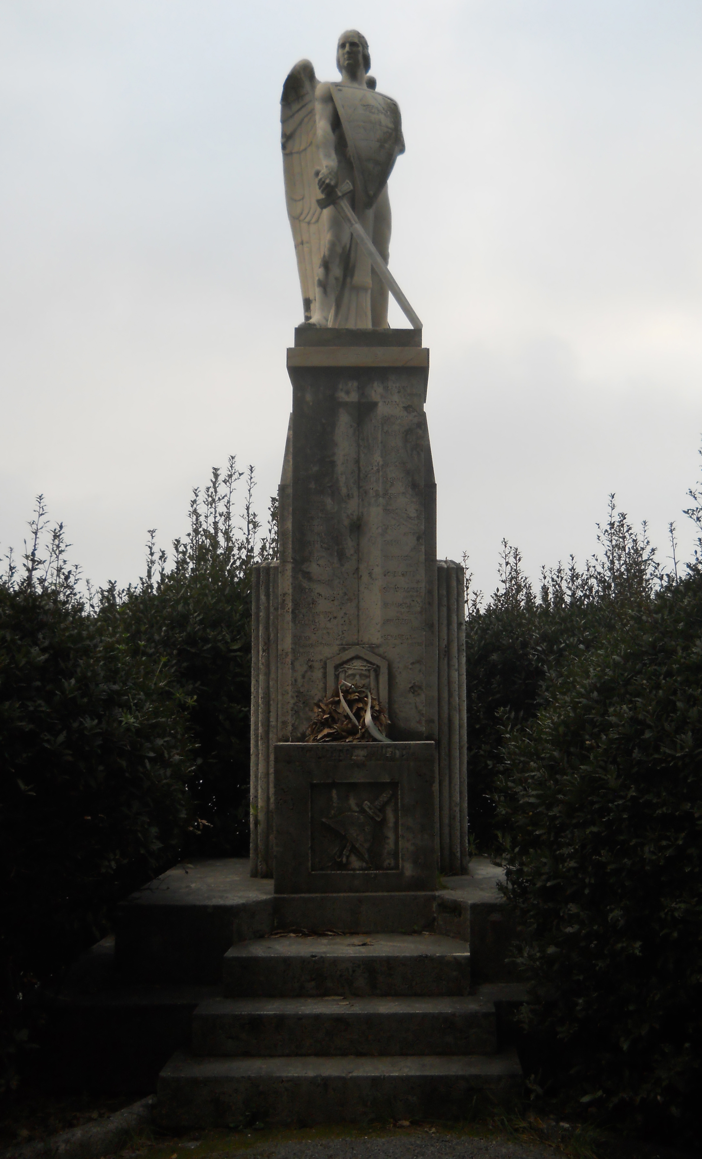 Milite ignoti, allegoria del soldato come eroe antico (monumento ai caduti) di Morera Antonio Maria (prima metà XX)