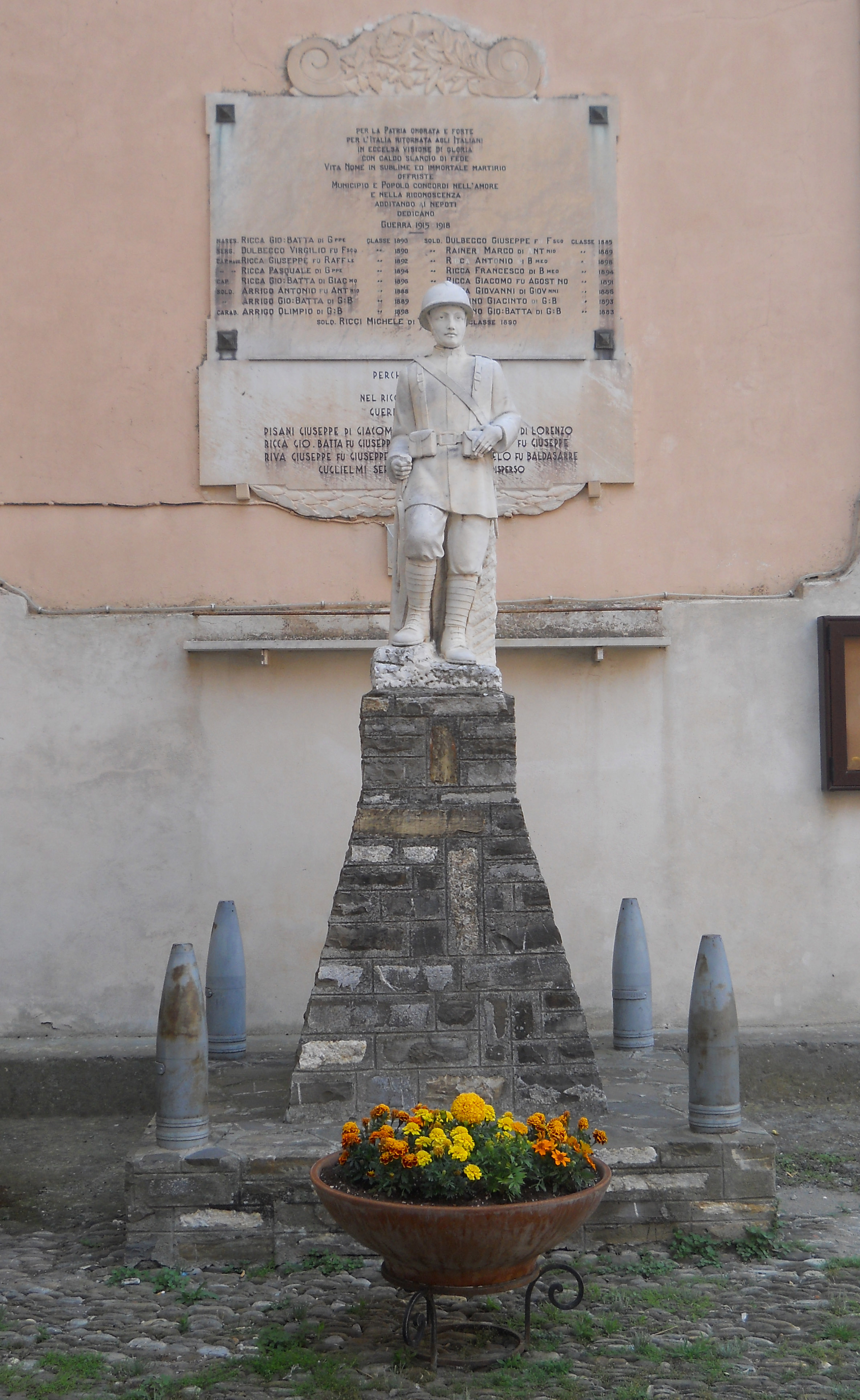 figura di soldato e lapide (monumento ai caduti - a cippo) - ambito ligure (prima metà XX)