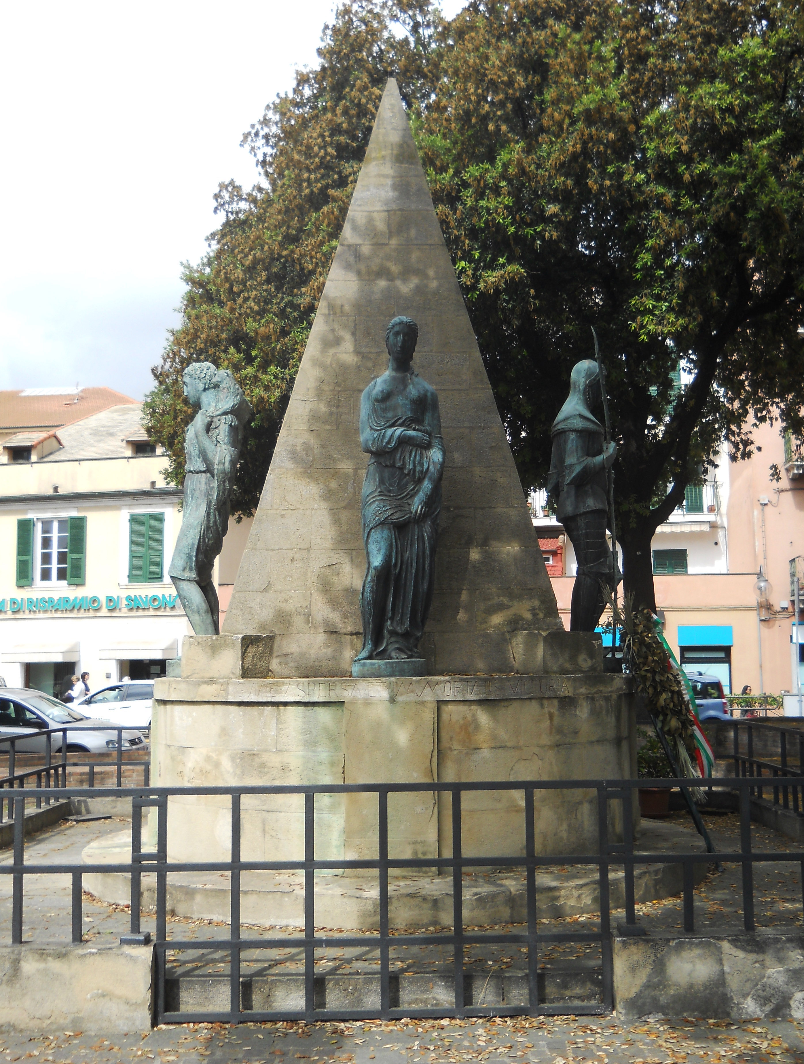 Monumento ai Caduti, Allegoria della Storia, della Gloria, del Sacrificio e della Vittoria (monumento ai caduti) di Martini Arturo (primo quarto XX)