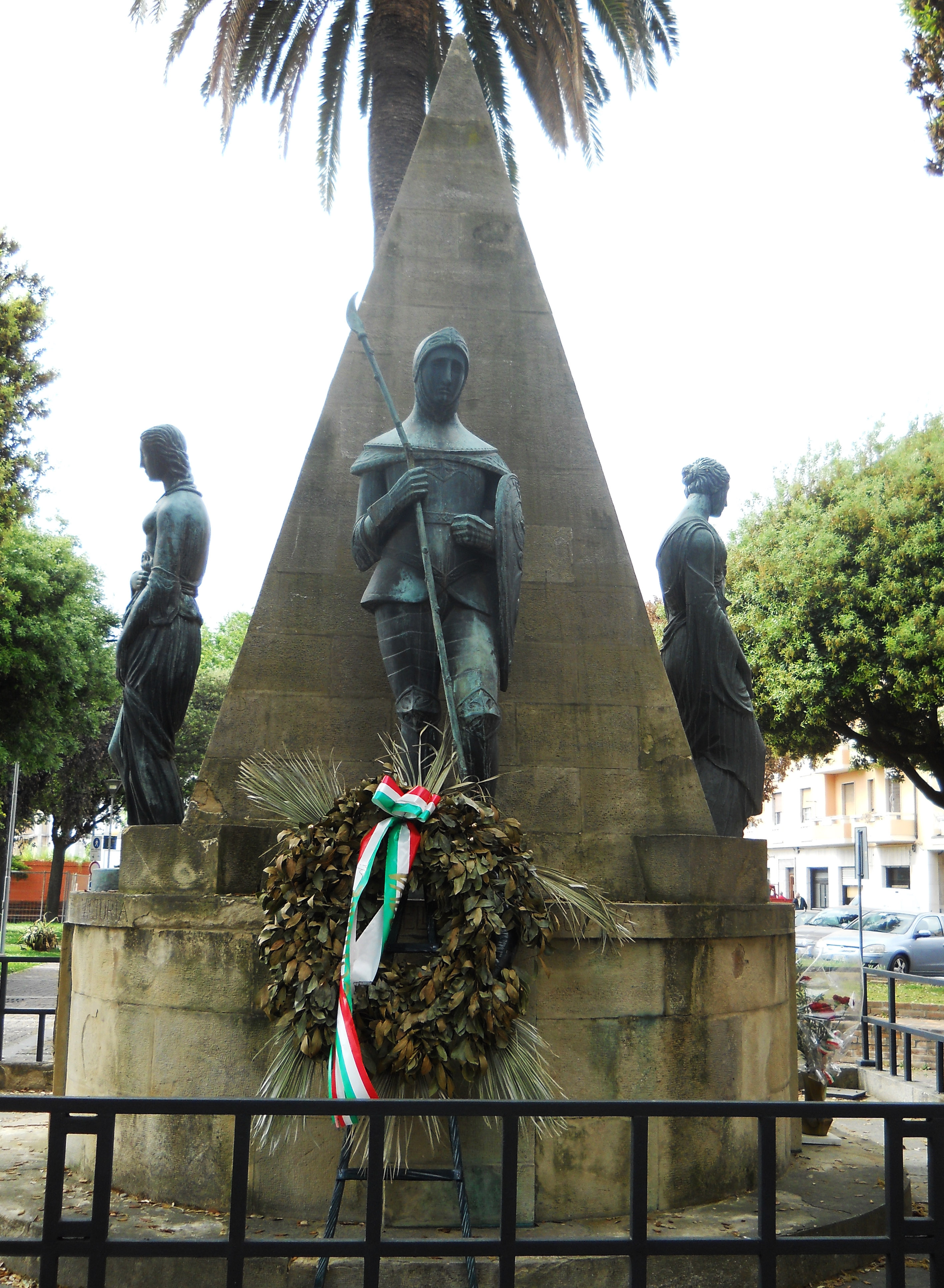 Monumento ai Caduti, Allegoria della Storia, della Gloria, del Sacrificio e della Vittoria (monumento ai caduti) di Martini Arturo (primo quarto XX)