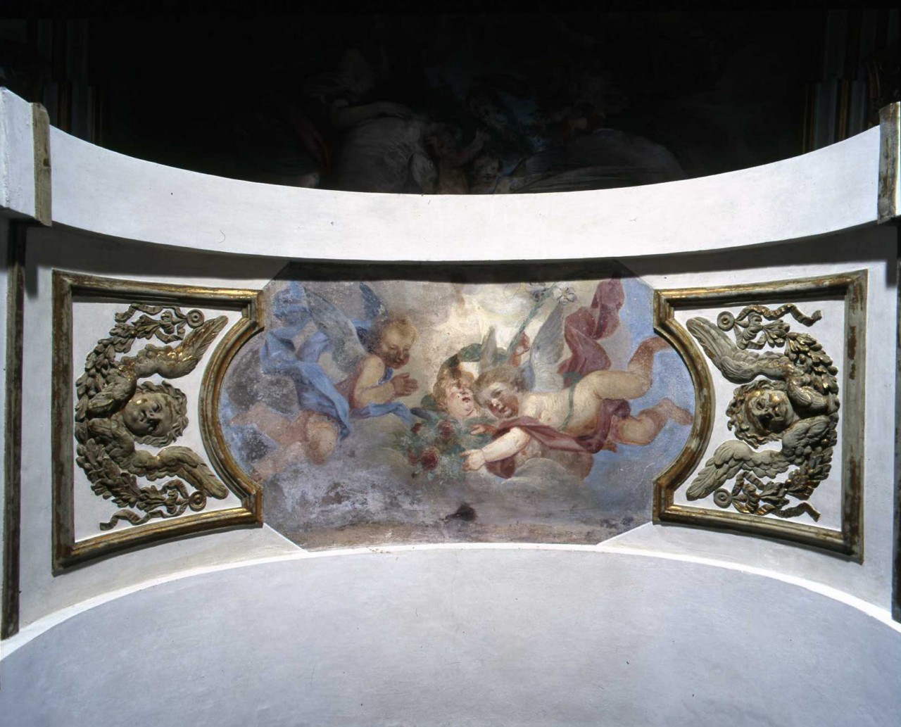 angeli con ghirlande di fiori (dipinto) di Lapi Niccolò Francesco (primo quarto sec. XVIII)