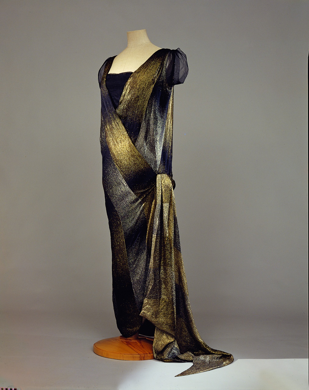 abito femminile - manifattura siciliana (secondo quarto sec. XX)