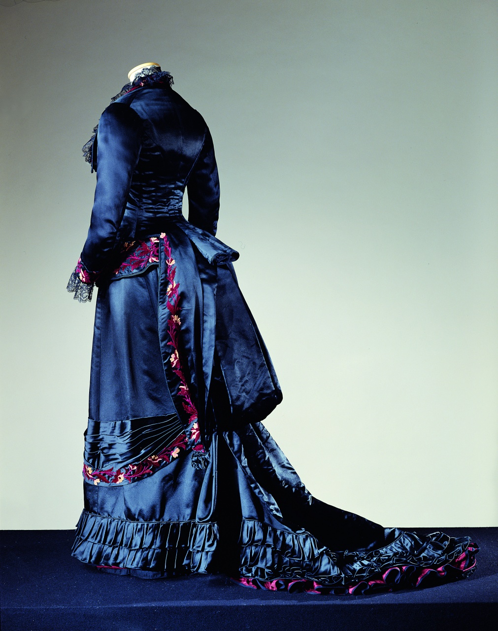 abito femminile, insieme - manifattura francese (ultimo quarto sec. XIX)