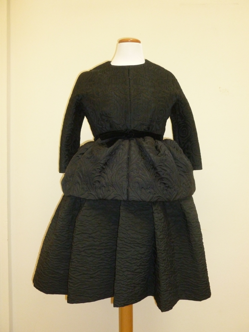 abito femminile, insieme di Ghesquiére Nicolas - manifattura francese (inizio sec. XXI)